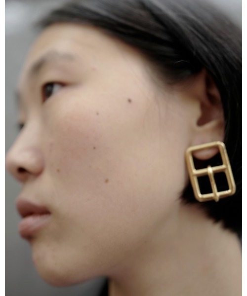 D'heygere(ディヘラ)の「Buckle Earring(ピアス(片耳用)・レディース・シルバー/ゴールド・ONE SIZE)」の4枚目の写真