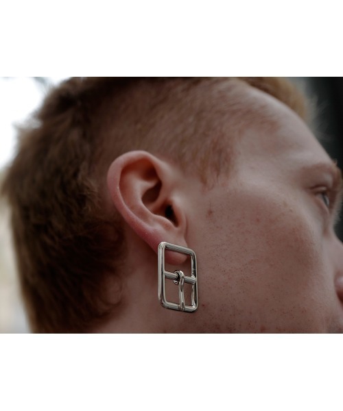 D'heygere(ディヘラ)の「Buckle Earring(ピアス(片耳用)・レディース・シルバー/ゴールド・ONE SIZE)」の5枚目の写真