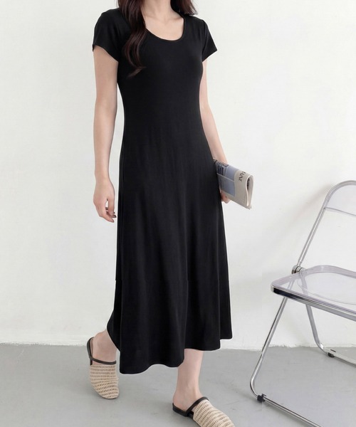 LOWO（ロワ）の「カップ付き背中開きバッククロス半袖フレアロングワンピース（ワンピース・レディース・チャコールグレー/ブラック・FREE）」の3枚目の写真