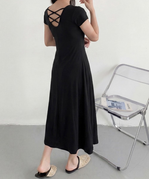 LOWO（ロワ）の「カップ付き背中開きバッククロス半袖フレアロングワンピース（ワンピース・レディース・チャコールグレー/ブラック・FREE）」の4枚目の写真