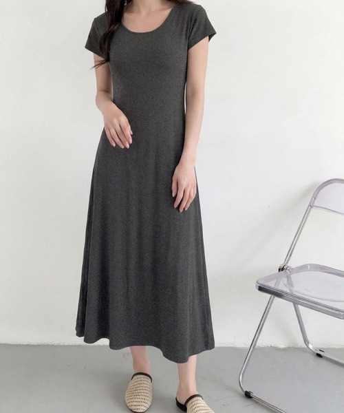 LOWO（ロワ）の「カップ付き背中開きバッククロス半袖フレアロングワンピース（ワンピース・レディース・チャコールグレー/ブラック・FREE）」の5枚目の写真