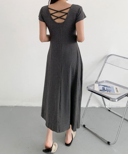 LOWO（ロワ）の「カップ付き背中開きバッククロス半袖フレアロングワンピース（ワンピース・レディース・チャコールグレー/ブラック・FREE）」の6枚目の写真