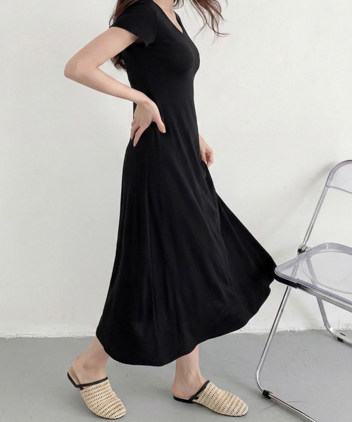 LOWO（ロワ）の「カップ付き背中開きバッククロス半袖フレアロングワンピース（ワンピース・レディース・チャコールグレー/ブラック・FREE）」の11枚目の写真