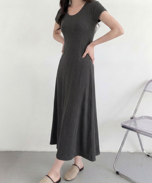 LOWO（ロワ）の「カップ付き背中開きバッククロス半袖フレアロングワンピース（ワンピース・レディース・チャコールグレー/ブラック・FREE）」の13枚目の写真