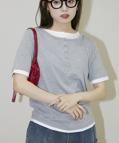 PUBLUX(パブリュクス)の「PUBLUX/パブリュクス 配色 レイヤード風 ヘンリーネック Tシャツ 限定展開(Tシャツ/カットソー・レディース・ブラウン/ネイビー/オフホワイト/グレー・フリ-)」の2枚目の写真
