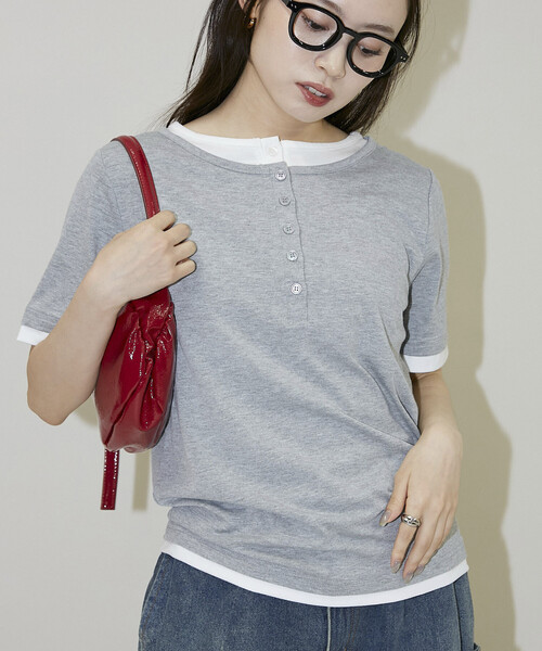 PUBLUX(パブリュクス)の「PUBLUX/パブリュクス 配色 レイヤード風 ヘンリーネック Tシャツ 限定展開(Tシャツ/カットソー・レディース・ブラウン/ネイビー/オフホワイト/グレー・フリ-)」の14枚目の写真
