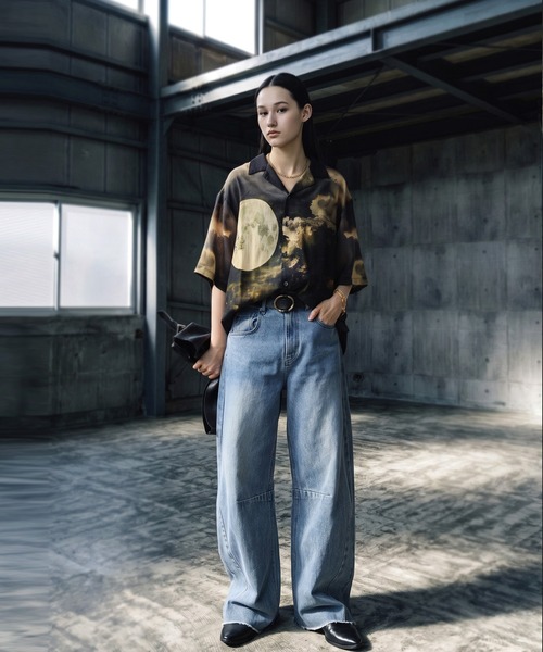 antiqua(アンティカ)の「ムーンプリント アート柄 シャツ(シャツ/ブラウス・レディース・ブラック・ONESIZE)」の2枚目の写真