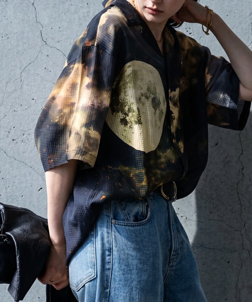 antiqua(アンティカ)の「ムーンプリント アート柄 シャツ(シャツ/ブラウス・レディース・ブラック・ONESIZE)」の4枚目の写真