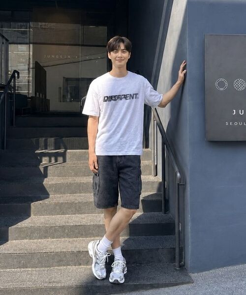 DIIFF（ディフ）の「ディファレントオーバーサイズ半袖Tシャツ4カラー[DISE_1003]（Tシャツ/カットソー・メンズ・ブラック/アイボリー/ホワイト/ネイビー・LARGE/X-LARGE/SMALL/MEDIUM）」の7枚目の写真