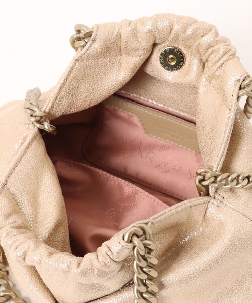 STELLA McCARTNEY(ステラマッカートニー)の「Falabella Drawstring Crossbody Bag / ファラベラ ドローストリング クロスボディバッグ(ショルダーバッグ・レディース・ゴールド・ONE SIZE)」の4枚目の写真