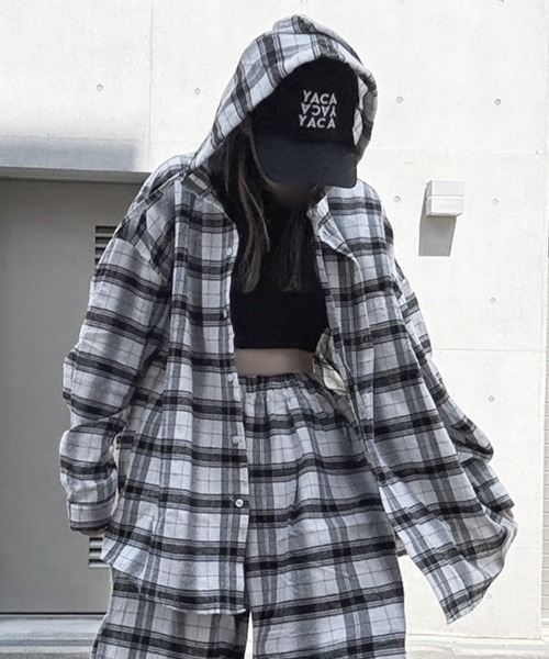 YACA(ヤーカ)の「Loose Check Hoodie Shirt/ルーズチェックフーディーシャツ【unisex item】(シャツ/ブラウス・レディース・ホワイト/ブラック・FREE)」の1枚目の写真