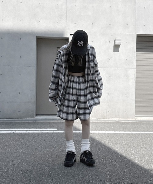 YACA(ヤーカ)の「Loose Check Hoodie Shirt/ルーズチェックフーディーシャツ【unisex item】(シャツ/ブラウス・レディース・ホワイト/ブラック・FREE)」の3枚目の写真