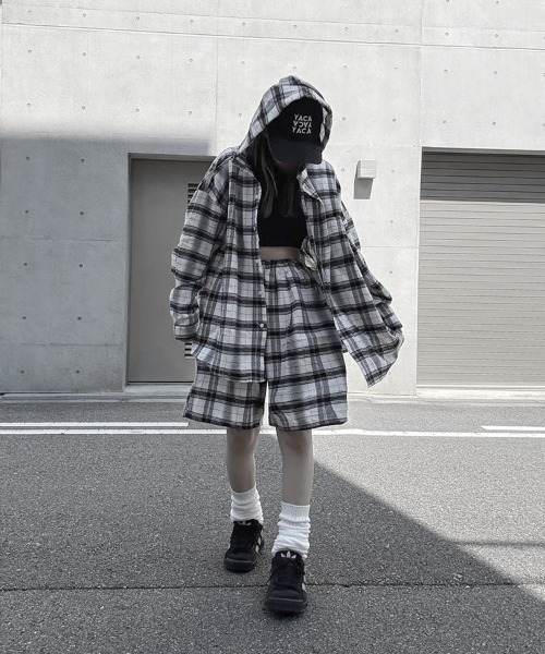 YACA(ヤーカ)の「Loose Check Hoodie Shirt/ルーズチェックフーディーシャツ【unisex item】(シャツ/ブラウス・レディース・ホワイト/ブラック・FREE)」の7枚目の写真