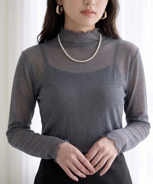 ANPAS(アンパス)の「Semi-Sheer High Neck Lettuce-Edge T-Shirt / セミシアーハイネックメローTシャツ / 透け感トップス 大人フェミニン レディース カットソー 長袖(Tシャツ/カットソー・レディース・ブラック/ブルーグレー/クリーム/ダークブラウン・M/L)」の3枚目の写真