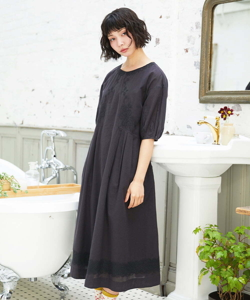 Jocomomola(ホコモモラ)の「Cruzar フラワーインド刺繍ワンピース(ワンピース・レディース・ブラック/アイボリー・40)」の2枚目の写真