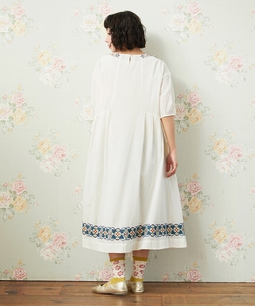 Jocomomola(ホコモモラ)の「Cruzar フラワーインド刺繍ワンピース(ワンピース・レディース・ブラック/アイボリー・40)」の4枚目の写真
