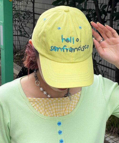 HELLO.SANFRANCISCO(ハローサンフランシスコ)の「【HELLO.SANFRANCISCO/ハローサンフランシスコ】スパンコールロゴリボンキャップ(キャップ・レディース・ピンク/ネイビー/イエロー・ONE SIZE)」の1枚目の写真