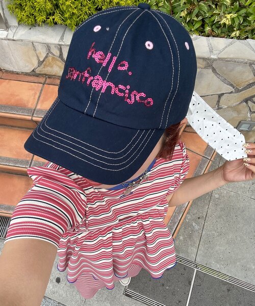 HELLO.SANFRANCISCO(ハローサンフランシスコ)の「【HELLO.SANFRANCISCO/ハローサンフランシスコ】スパンコールロゴリボンキャップ(キャップ・レディース・ピンク/ネイビー/イエロー・ONE SIZE)」の7枚目の写真