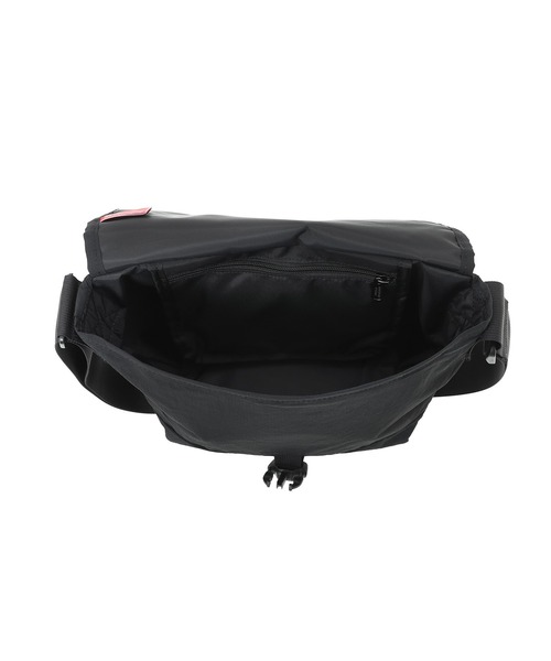 Manhattan Portage(マンハッタンポーテージ)の「NYLON MESSENGER BAG JR (SM) FZP RIPSTOP TASLAN CCC(メッセンジャーバッグ・メンズ・ブラック・SMALL)」の7枚目の写真