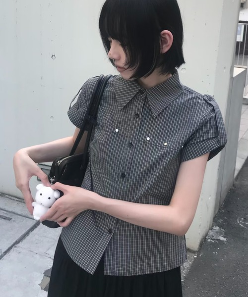 Sibra(シブラ)の「3color クラシカルミニチェックパフスリーブシャツ(シャツ/ブラウス・レディース・カーキ/サックスブルー/グレー・M)」の1枚目の写真
