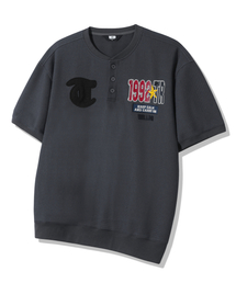 ワッペンヘンリーネックグラフィック半袖Tシャツ_チャコール