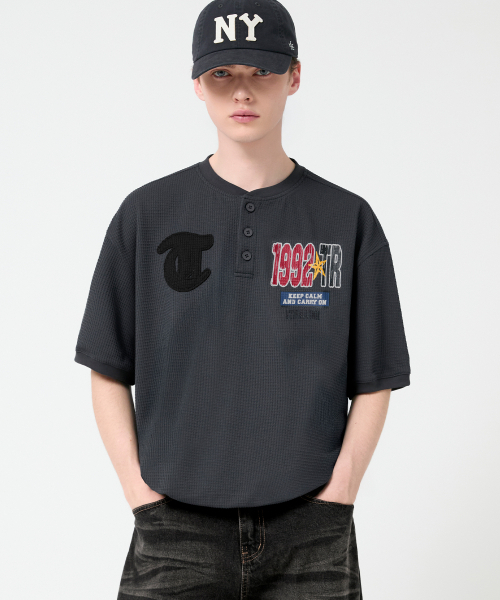 TRILLION（トリリオン）の「ワッペンヘンリーネックグラフィック半袖Tシャツ_チャコール（Tシャツ/カットソー・レディース・その他・LARGE/X-LARGE/MEDIUM）」の2枚目の写真
