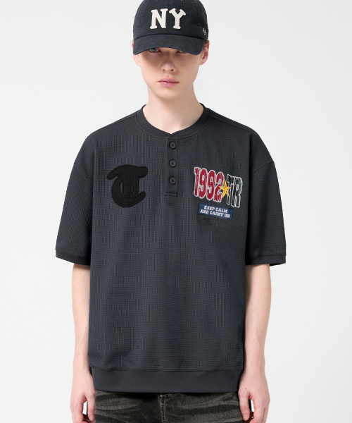 TRILLION（トリリオン）の「ワッペンヘンリーネックグラフィック半袖Tシャツ_チャコール（Tシャツ/カットソー・レディース・その他・LARGE/X-LARGE/MEDIUM）」の3枚目の写真