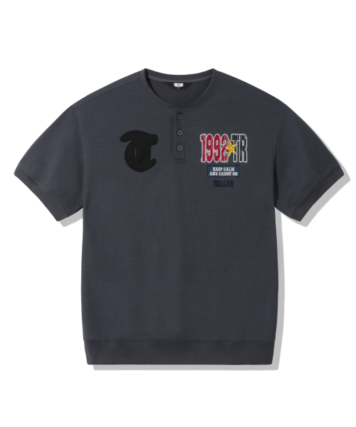 TRILLION（トリリオン）の「ワッペンヘンリーネックグラフィック半袖Tシャツ_チャコール（Tシャツ/カットソー・レディース・その他・LARGE/X-LARGE/MEDIUM）」の4枚目の写真