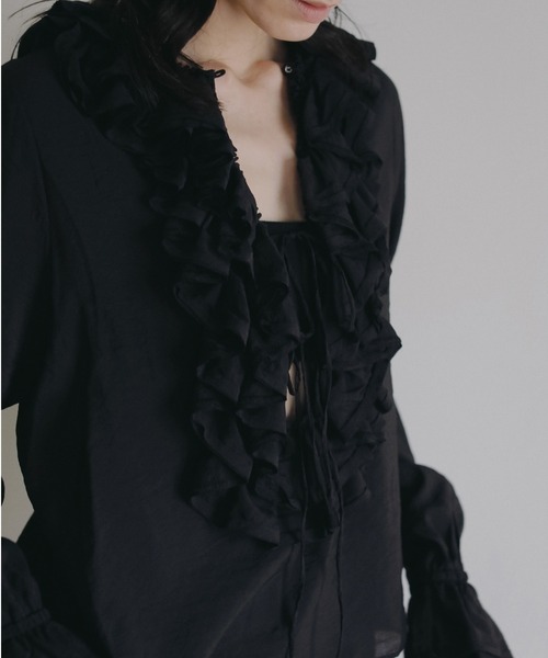 anuke（アンヌーク）の「2way Frill Blouse（シャツ/ブラウス・レディース・ホワイト/ブラック・FREE）」の2枚目の写真