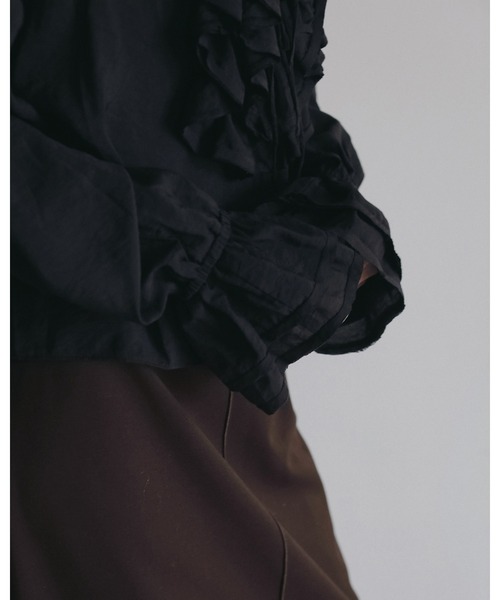 anuke（アンヌーク）の「2way Frill Blouse（シャツ/ブラウス・レディース・ホワイト/ブラック・FREE）」の4枚目の写真