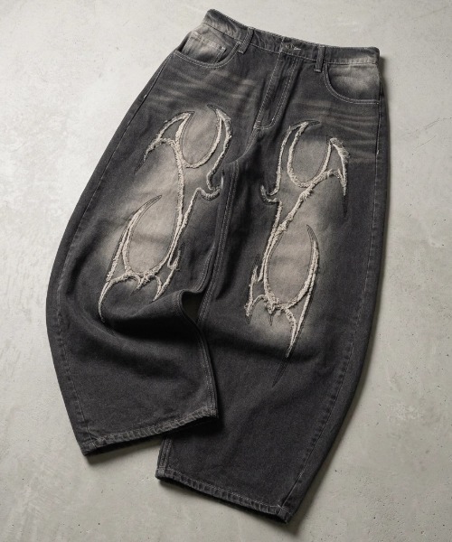 MARUKAWA（マルカワ）の「2026AW VINTAGE WASHED WIDEBAGGY CURVED DENIM フリンジダメージ ワイドバギー カーブデニムパンツ（デニムパンツ・メンズ・ブラック系その他/ブラック系その他2/ブルー系その他/ブラック系その他4/ブルー系その他2/ブラック系その他3・M/L）」の3枚目の写真