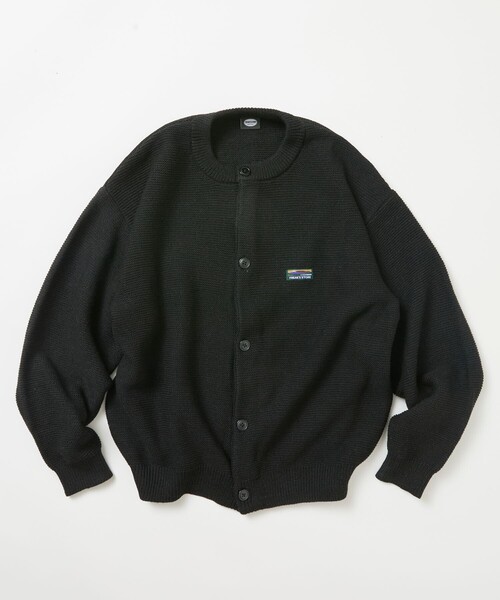 FREAK'S STORE(フリークスストア)の「限定展開 リラックスフィット ワンポイントロゴ クルーネック カーディガン(ニット/セーター・メンズ・ブラウン/チャコールグレー/ネイビー/ブラック・MEDIUM/LARGE/SMALL)」の5枚目の写真