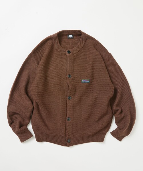 FREAK'S STORE(フリークスストア)の「限定展開 リラックスフィット ワンポイントロゴ クルーネック カーディガン(ニット/セーター・メンズ・ブラウン/チャコールグレー/ネイビー/ブラック・MEDIUM/LARGE/SMALL)」の13枚目の写真