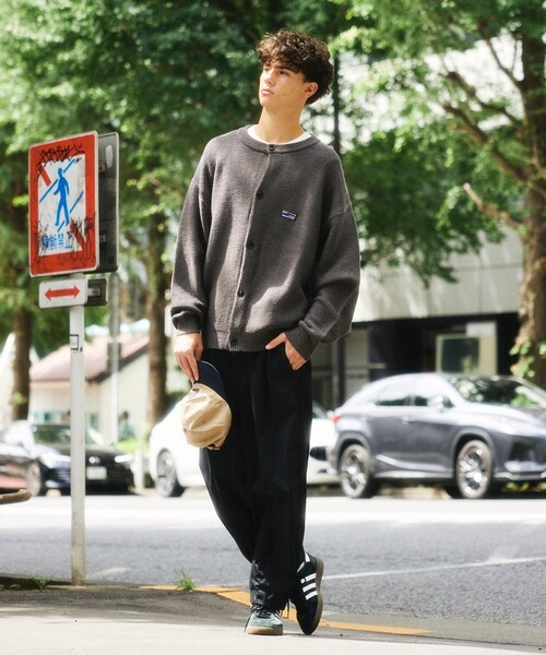 FREAK'S STORE(フリークスストア)の「限定展開 リラックスフィット ワンポイントロゴ クルーネック カーディガン(ニット/セーター・メンズ・ブラウン/チャコールグレー/ネイビー/ブラック・MEDIUM/LARGE/SMALL)」の21枚目の写真