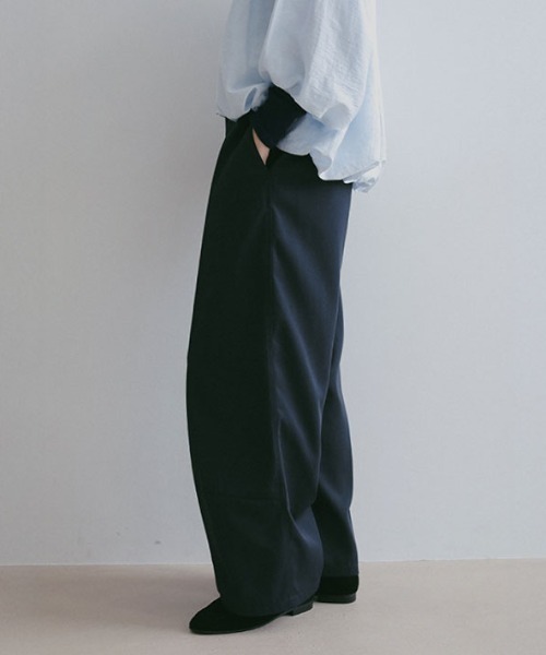 ETRE TOKYO(エトレトウキョウ)の「デザインタックセンタープレスパンツ(その他パンツ・レディース・ベージュ/ネイビー・S/M)」の5枚目の写真