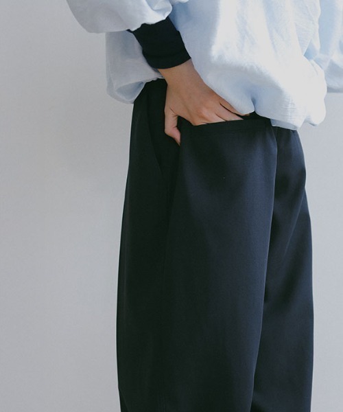 ETRE TOKYO(エトレトウキョウ)の「デザインタックセンタープレスパンツ(その他パンツ・レディース・ベージュ/ネイビー・S/M)」の6枚目の写真