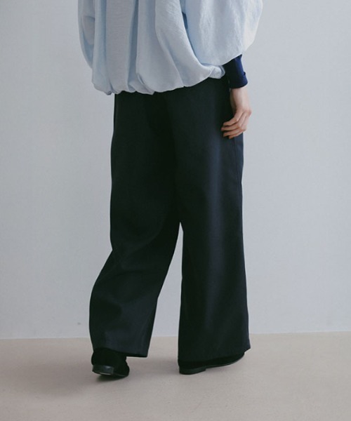 ETRE TOKYO(エトレトウキョウ)の「デザインタックセンタープレスパンツ(その他パンツ・レディース・ベージュ/ネイビー・S/M)」の7枚目の写真