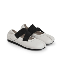 TABI POINT FLAT SHOES IN IVORY