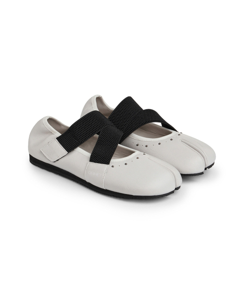 DEINET(ダイニット)の「TABI POINT FLAT SHOES IN IVORY(バレエシューズ・レディース・その他・23cm/24cm/25cm/26cm)」の1枚目の写真