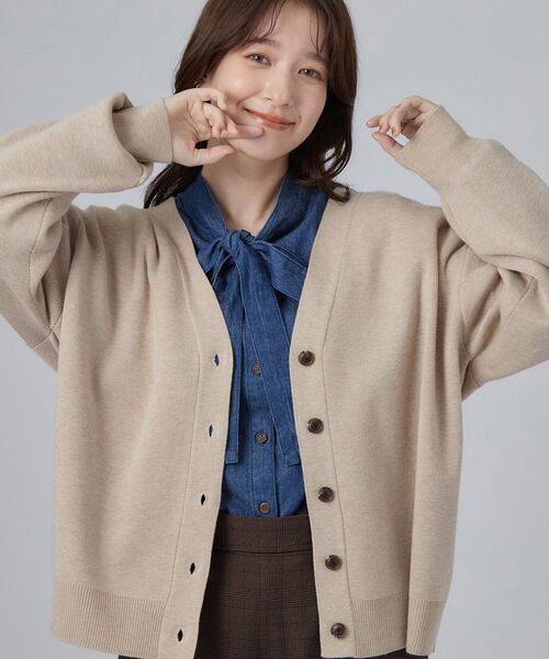 SHOO・LA・RUE(シューラルー)の「【毛玉になりにくい/S-LL/洗濯機可/体型カバー】Vネックゆったりカーディガン(カーディガン/ボレロ・レディース・ブラック/ブルー系その他/グレー/ダークブラウン/レッド系1/ピンク系9/イエロー系9/ベージュ系7・04/03/02/01)」の4枚目の写真