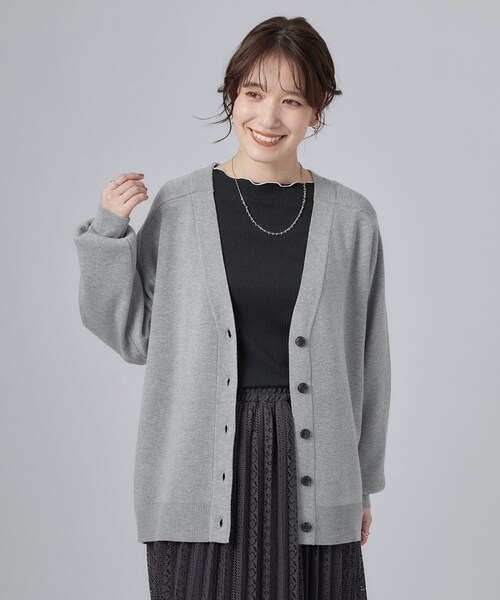 SHOO・LA・RUE(シューラルー)の「【毛玉になりにくい/S-LL/洗濯機可/体型カバー】Vネックゆったりカーディガン(カーディガン/ボレロ・レディース・ブラック/ブルー系その他/グレー/ダークブラウン/レッド系1/ピンク系9/イエロー系9/ベージュ系7・04/03/02/01)」の9枚目の写真
