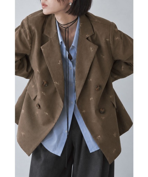 marjour(マージュール)の「EMBROIDERY DOUBLE JACKET(テーラードジャケット・レディース・ブラウン/ベージュ・M)」の3枚目の写真