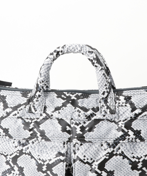 HEAD PORTER(ヘッドポーター)の「PYTHON/HELMET BAG(ショルダーバッグ・メンズ・アニマル・ONE SIZE)」の3枚目の写真