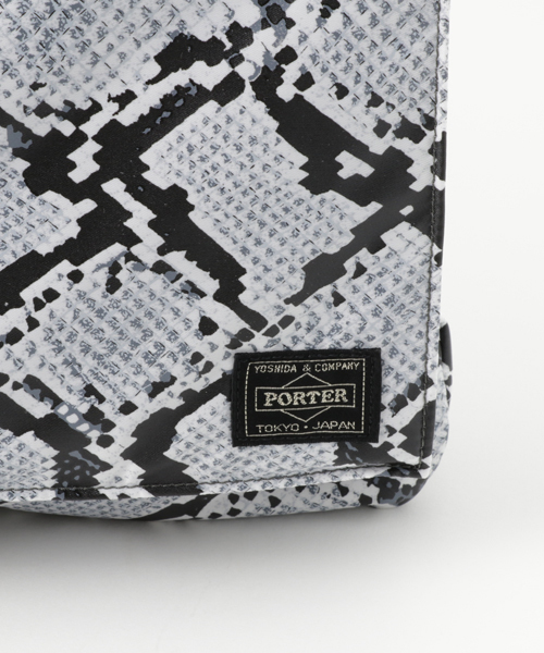 HEAD PORTER(ヘッドポーター)の「PYTHON/HELMET BAG(ショルダーバッグ・メンズ・アニマル・ONE SIZE)」の4枚目の写真