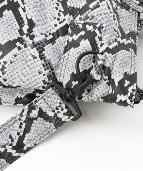 HEAD PORTER(ヘッドポーター)の「PYTHON/HELMET BAG(ショルダーバッグ・メンズ・アニマル・ONE SIZE)」の5枚目の写真