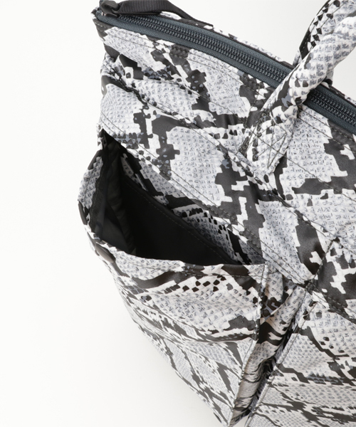 HEAD PORTER(ヘッドポーター)の「PYTHON/HELMET BAG(ショルダーバッグ・メンズ・アニマル・ONE SIZE)」の7枚目の写真