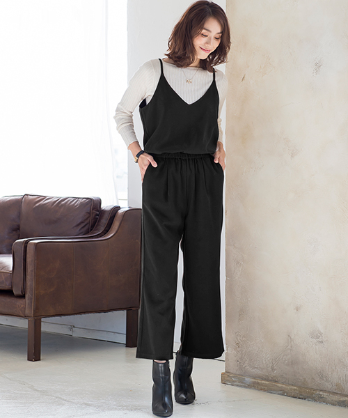 Pierrot（ピエロ）の「スエードタッチ キャミオールインワン（つなぎ/オールインワン・レディース・ダークカーキ/ベージュ/ブラック/ブラウン・M/L）」の2枚目の写真