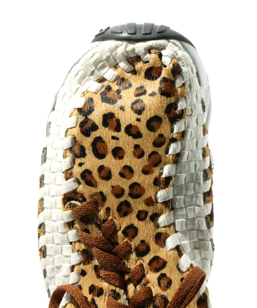 NIKE(ナイキ)の「AIR FOOTSCAPE WOVEN CHUKKA PRM(スニーカー・レディース・ブラック/ブラウン・24cm/24.5cm/25cm/25.5cm/26cm/26.5cm/27cm/28cm)」の6枚目の写真