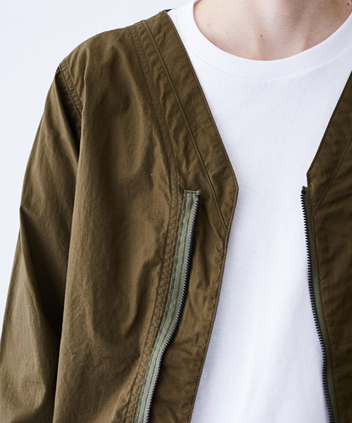 WHITE MOUNTAINEERING(ホワイトマウンテニアリング)の「【White Mountaineering】STUDIOUS限定 ジップアップライトブルゾン(ブルゾン・メンズ・カーキ/ブラック・1/0)」の3枚目の写真