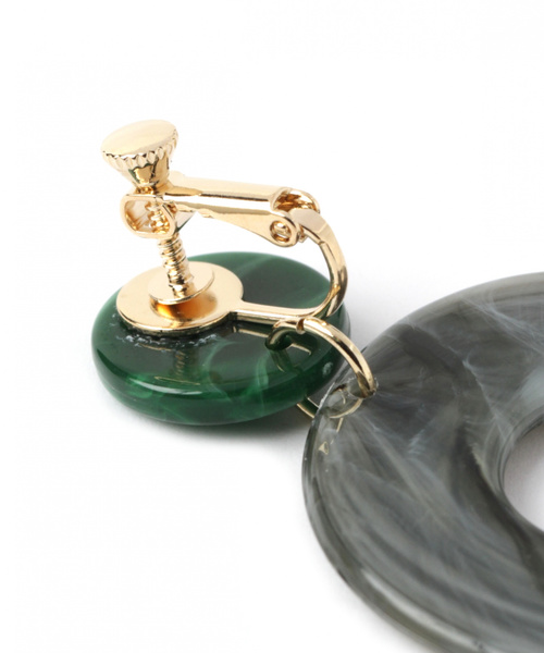 LAKOLE（ラコレ）の「BIGカラーイヤリング / LAKOLE（イヤリング・レディース・ブラウン/オフホワイト/グリーン・FREE）」の4枚目の写真